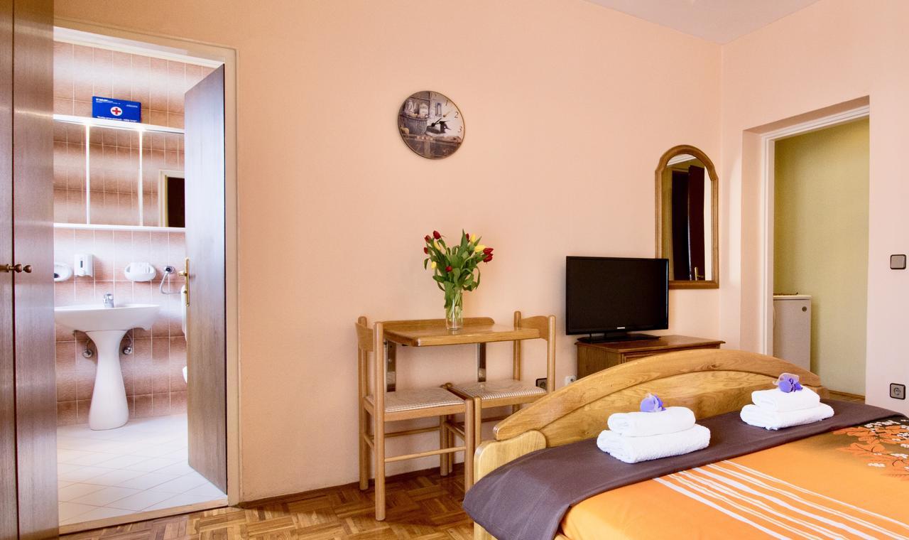 Pansion Adria Hotel Свети свети Филип и Яков Екстериор снимка