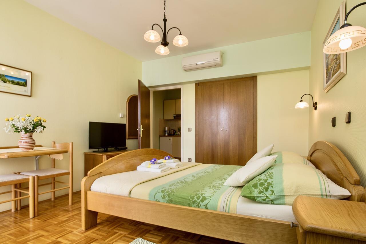 Pansion Adria Hotel Свети свети Филип и Яков Екстериор снимка